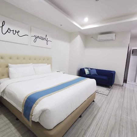 Hampton Suites Davao City Exteriör bild