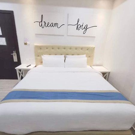 Hampton Suites Davao City Exteriör bild