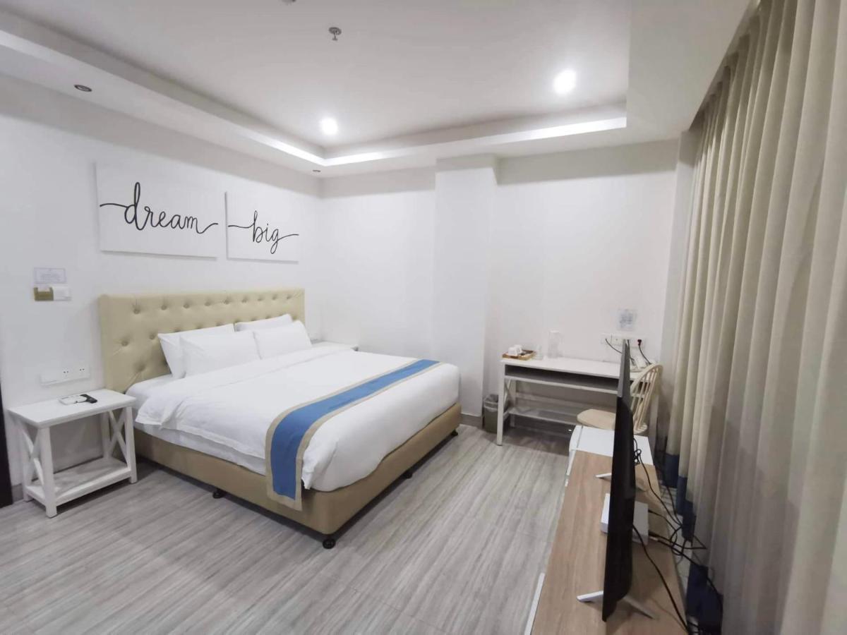 Hampton Suites Davao City Exteriör bild