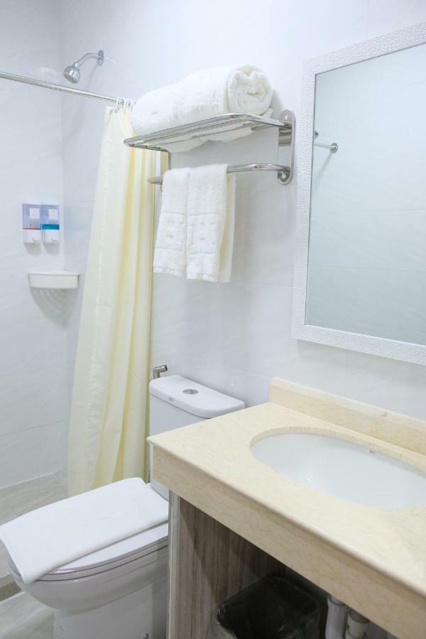 Hampton Suites Davao City Exteriör bild