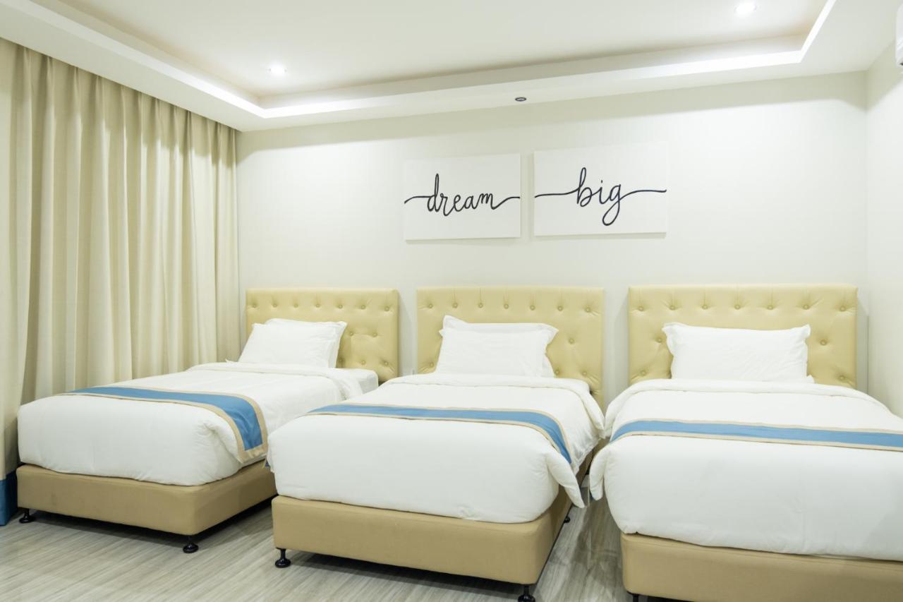 Hampton Suites Davao City Exteriör bild