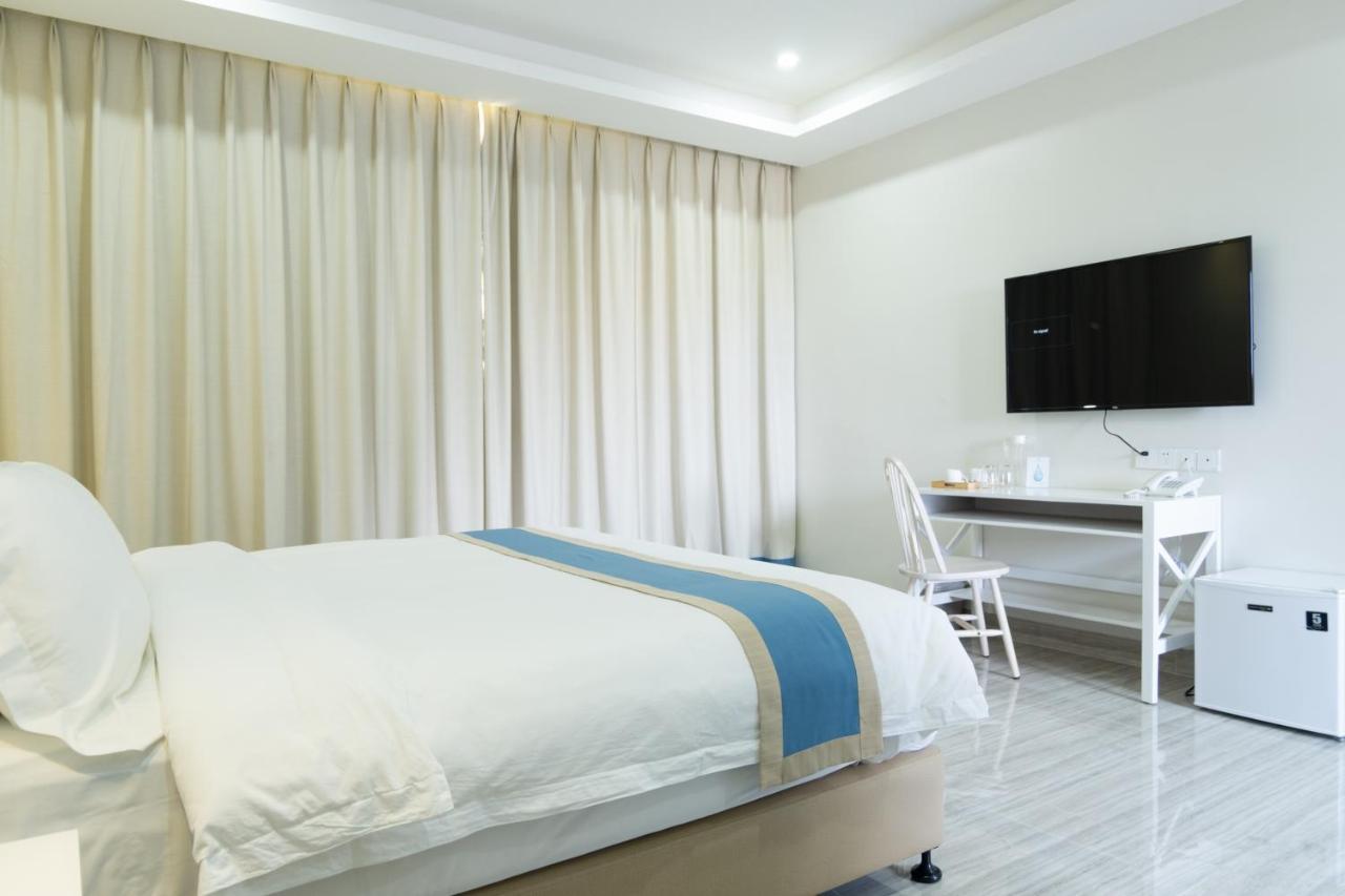 Hampton Suites Davao City Exteriör bild