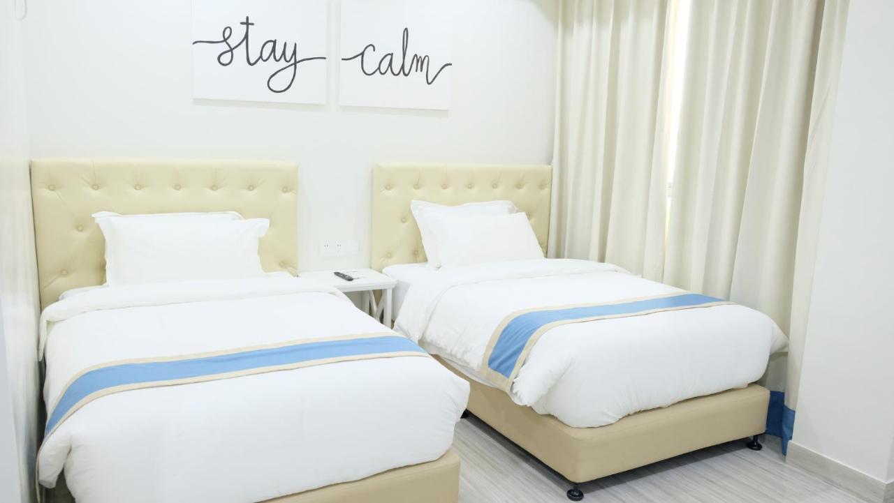 Hampton Suites Davao City Exteriör bild