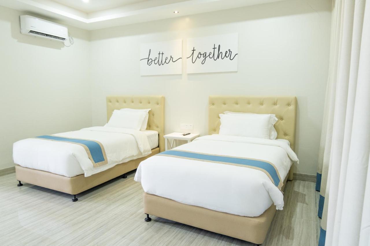 Hampton Suites Davao City Exteriör bild