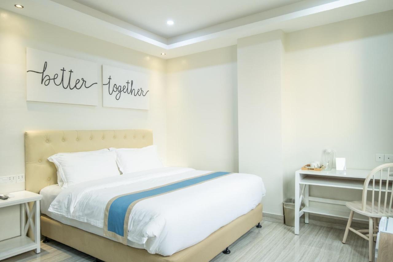 Hampton Suites Davao City Exteriör bild